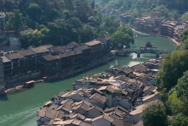 旅游攻略：走进沈从文笔下的诗意世界pg电子免费试玩模拟器边城茶峒古镇(图2)