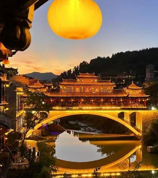 旅游攻略：走进沈从文笔下的诗意世界pg电子免费试玩模拟器边城茶峒古镇(图3)