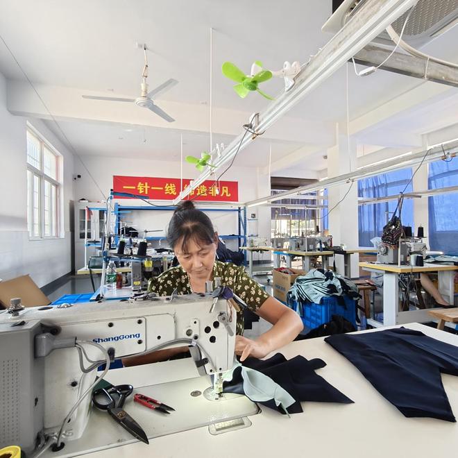 江西生产基地顺利投产pg试玩浙江金裁服饰(图2)